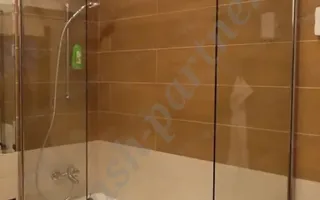 Монтаж стеклянной ширмы для ванны